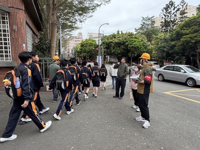 防災演練，學生撤離建築物
