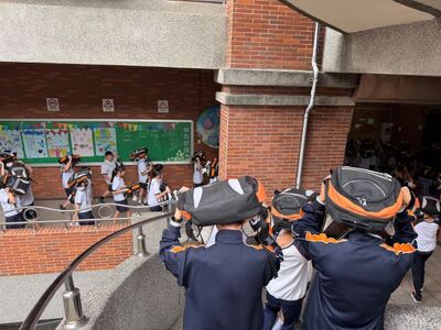 學生疏散至戶外