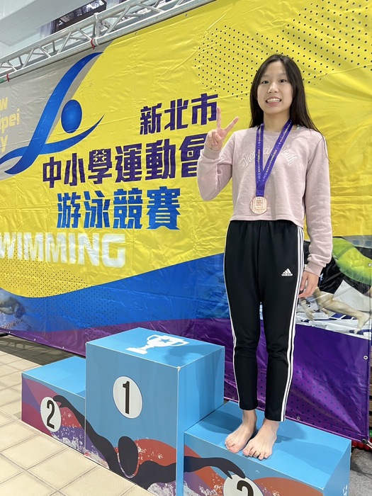 賀!!!本校704朱湘怡參加新北市113學年度中等學校游泳對抗賽，榮獲國女組游泳50公尺蛙式第二名、50公尺自由式第五名。全校師生同賀!!!圖片