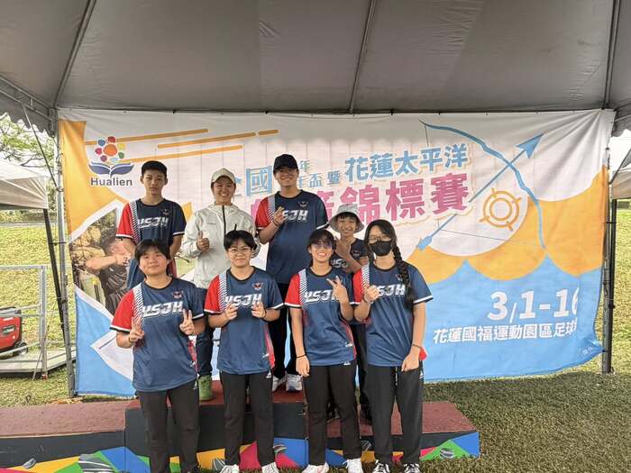 公開組成員合影